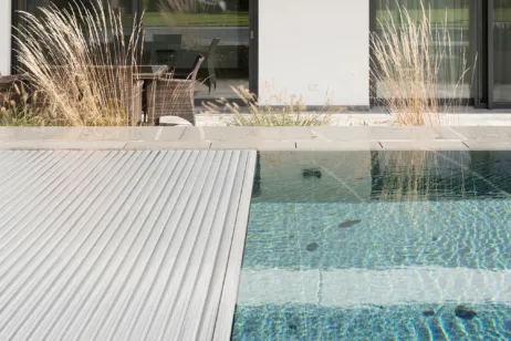 Rollladenabdeckung eines Schwimmbecken gefertigt aus Naturstein