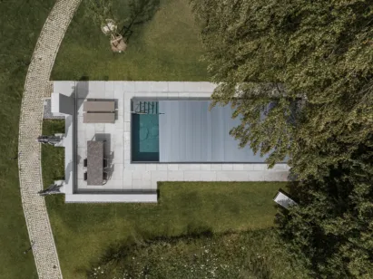 Rollladenabdeckung eines Schwimmbecken aus massiven Granit