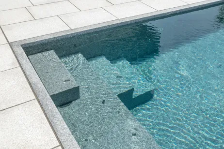 Blockstufentreppe eines Kusserpools