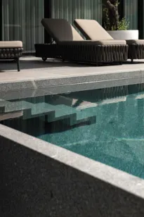 Zickzacktreppe in einem Pool aus massiven Granit