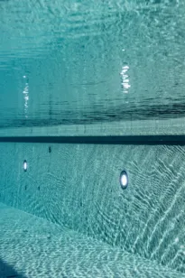 Unterwasserbild eines Kusserpools mit Spotlights