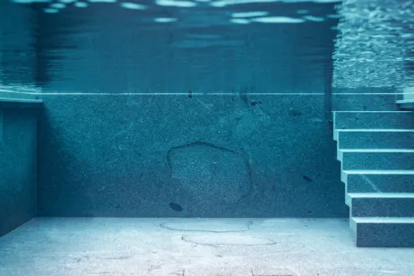 Unterwasserbild eines Natursteinpools aus massiven Granit