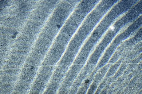 Wasseroberfläche mit Wellen eines Kusserpools