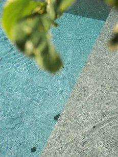 Wasserfarbe eines Pool gefertigt aus massiven Granit