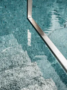 Wasserfarbe eines Natursteinpools