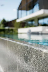 Beckenrand eines Infinitybecken aus Naturstein