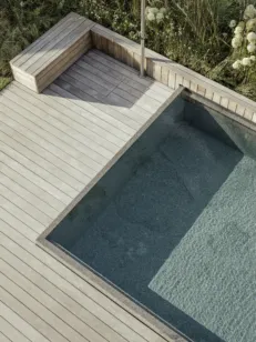 Natursteinpool aus massiven Granit aus der Vogelperspektive
