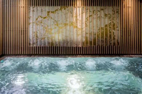 Whirlpool aus massiven Natursteinpool mit Wellenbewegung
