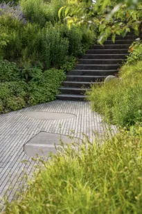 Gartenanlage mit Pflasterbelag aus Granit
