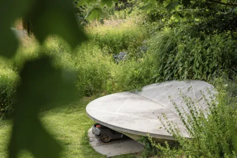 Unterstand für Rasenmähroboter aus Granit