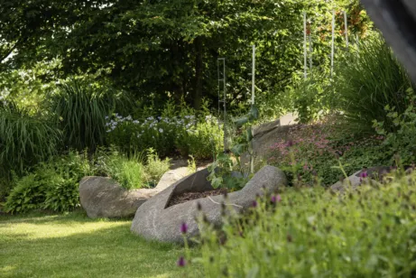Findlinge als Pflanzbeet