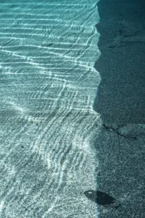 Wasserspiegleung eines Natursteinpools