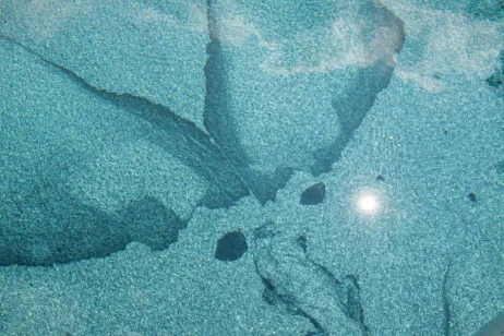 Steinstruktur unter Wasser