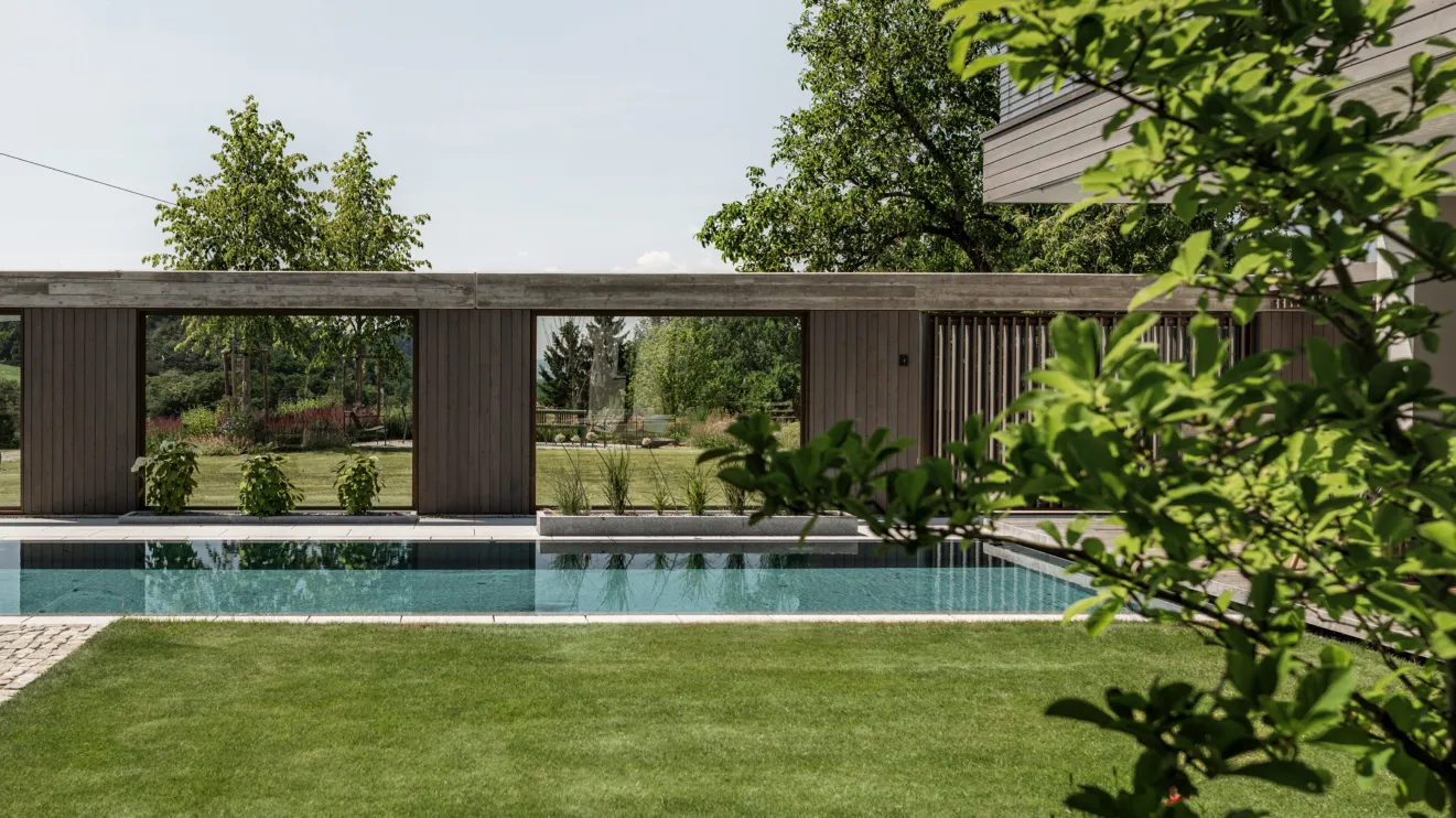 Schwimmbecken baulicher Trennung zum Garten