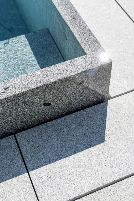 Natursteinpool aus massiven Granit