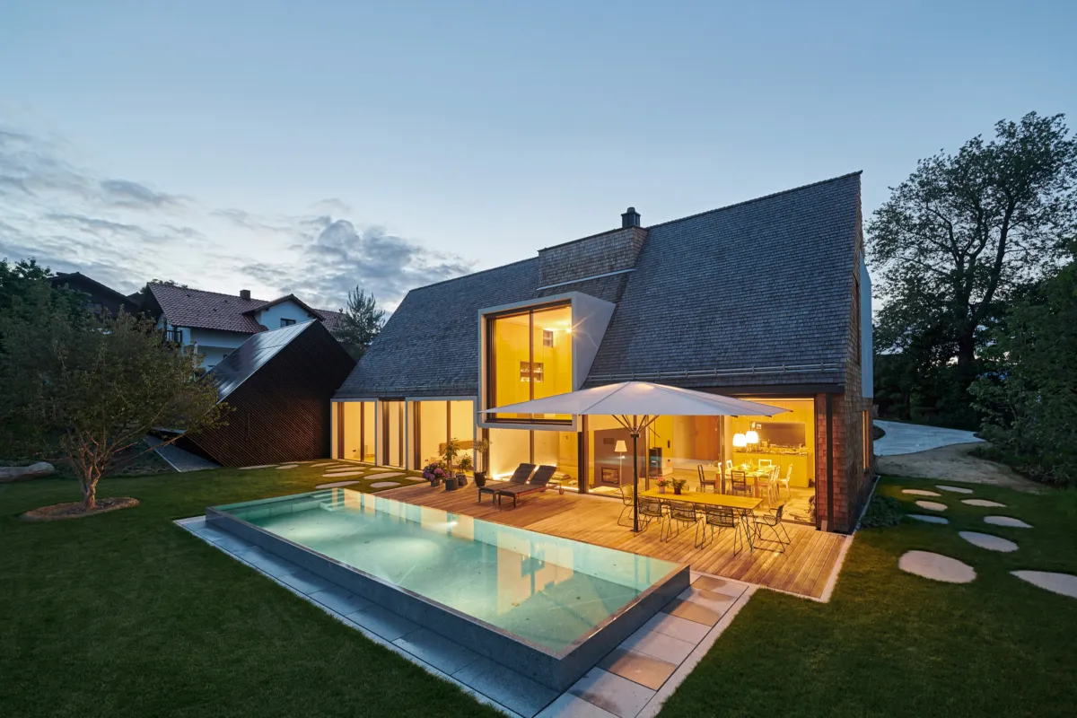 Poolbeleuchtung bei Nacht eines Natursteinpools