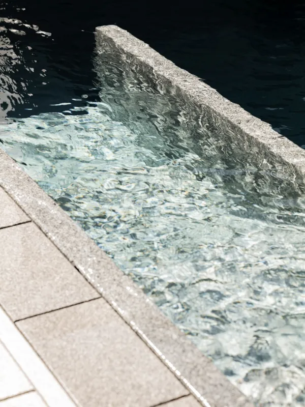 Dramatische Wasserspiegelung in einem Natursteinpool