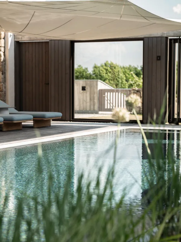 Natursteinpool aus massiven Granit mit Sonnensegel