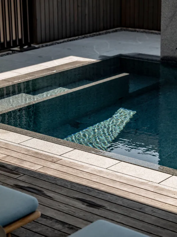 Natursteinpool mit individuellen Treppeneingang