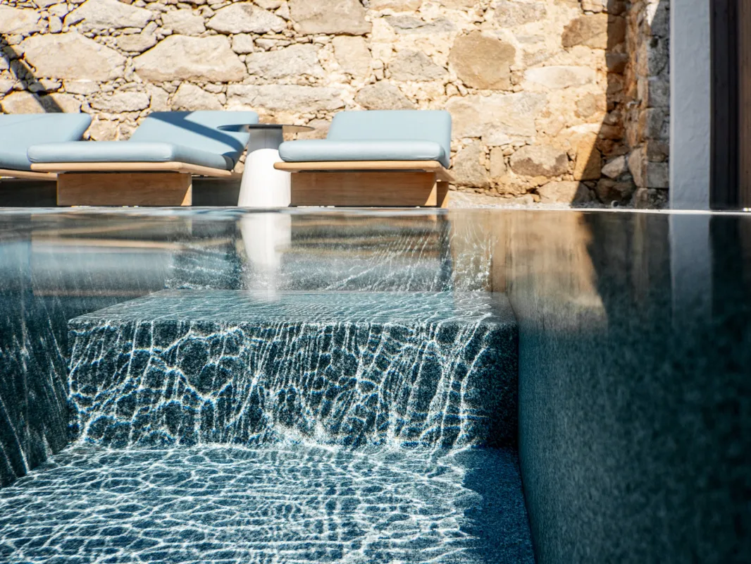 Unterwassershot eines Pools aus massiven Naturstein