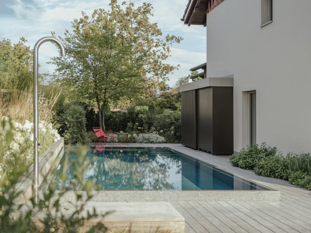 Natursteinpool mit schöner Gartenanlage