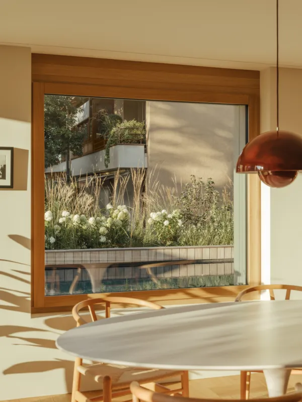 Blick von Innen auf den Natursteinpool im Garten
