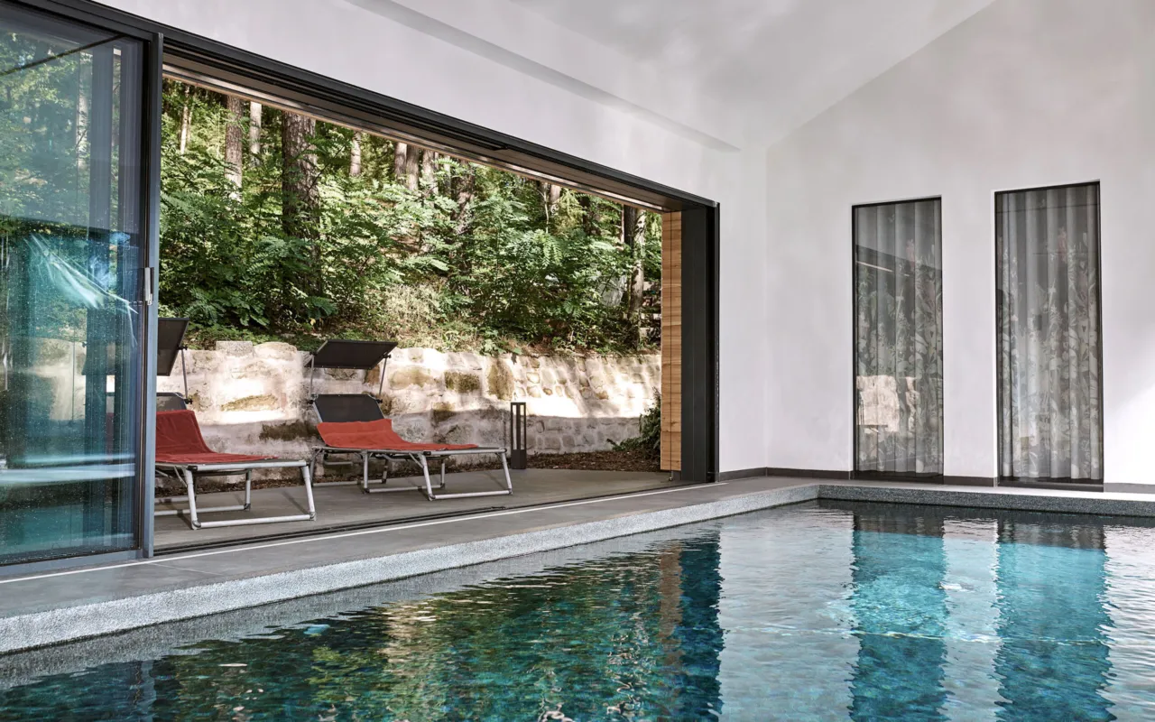 Indoorpool mit Blick nach draussen
