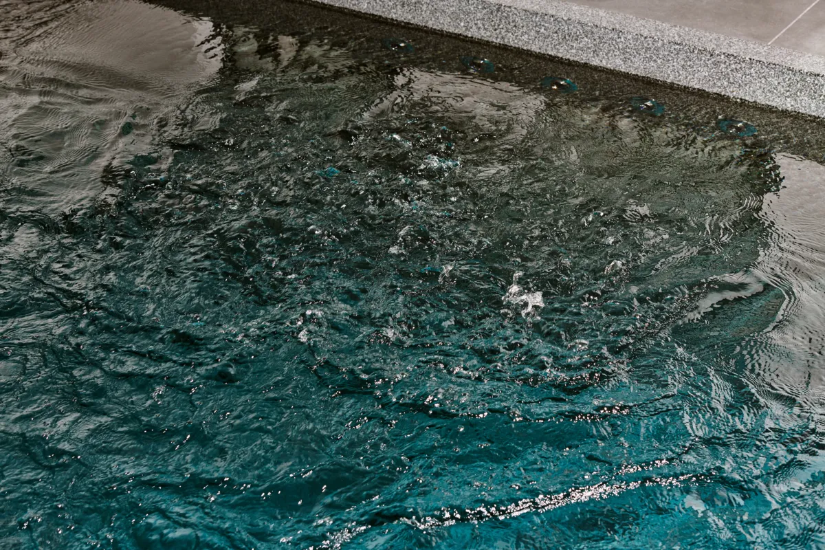 Indoorpool mit Massagedüse und Wellenbewegung