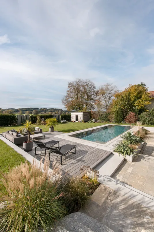 Pool mit Gartenanlage und Sitzlounge