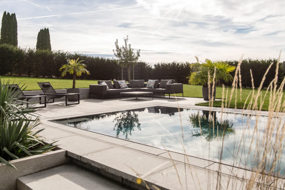 Pool mit Gartenanlage und Sitzlounge