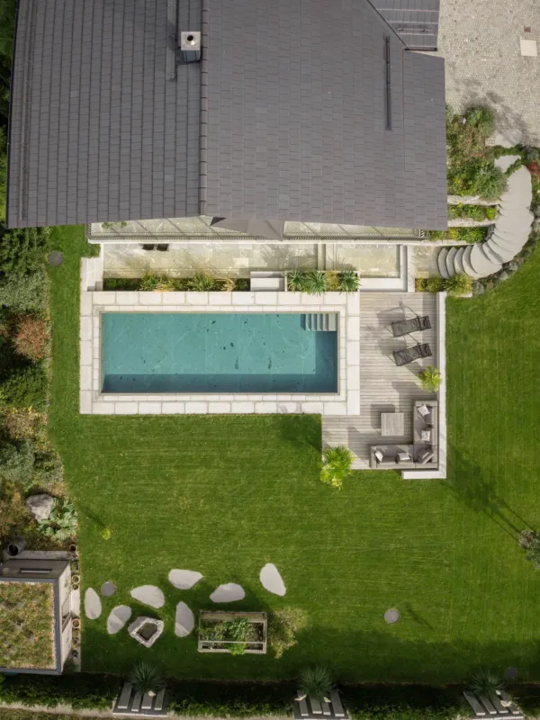Drohnenfoto auf einen Pool aus massiven Granit