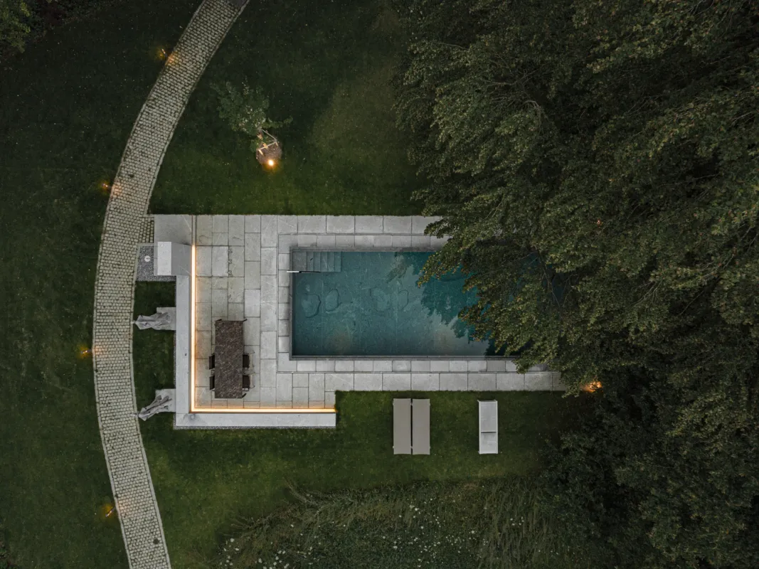Ein Pool bei Dämmerung mit Blick von oben