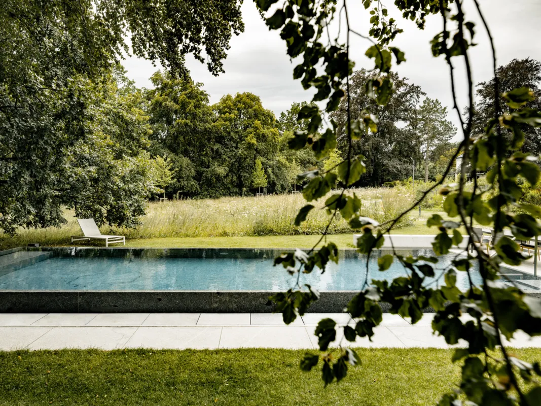 Kusserpool in natürlicher Umgebung mit großer Gartenanlage