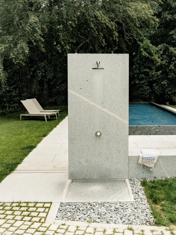 Outdoordusche aus massiven Granit
