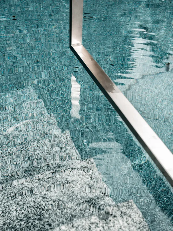 Wasserfarbe mit sichtbaren massiven Granit und elegantem Geländer