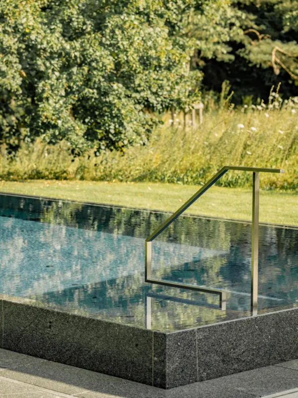 Pool aus massiven Granit mit eleganten Geländer