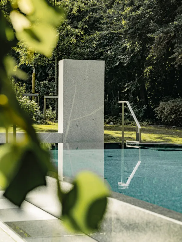 Outdoordusche aus massiven Naturstein