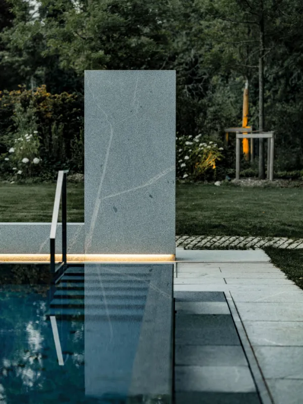 Outdoordusche aus massiven Granit mit Beleuchtung
