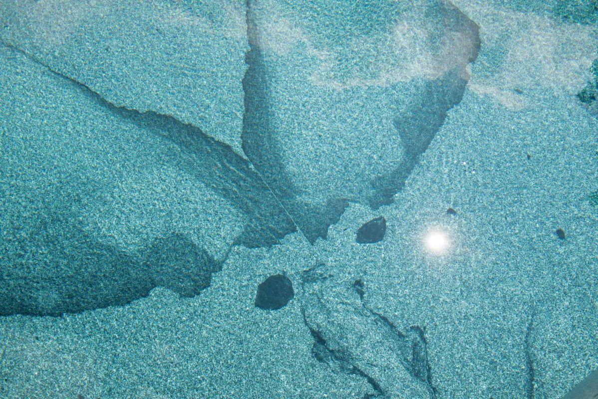 Großflächige Einschlüsse eines Natursteinpools