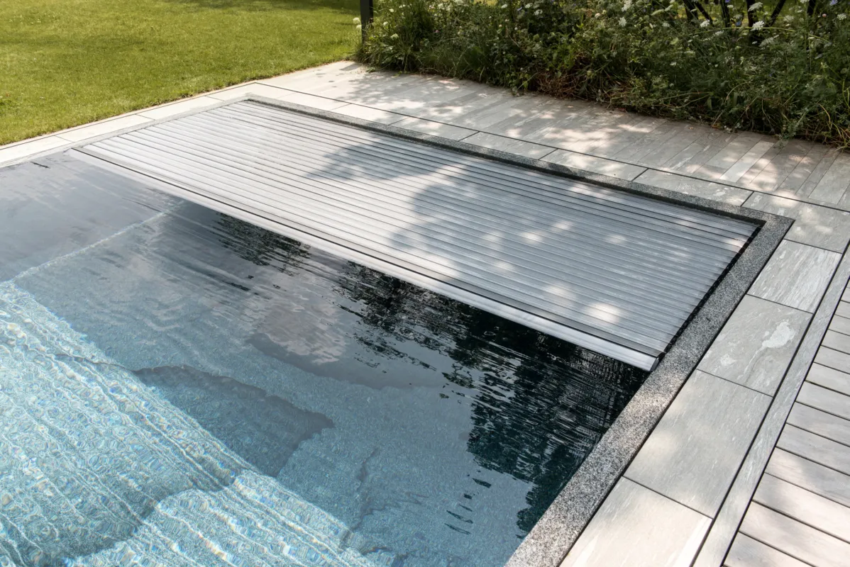 Rollladeabdeckung eines Natursteinpool aus massiven Granit