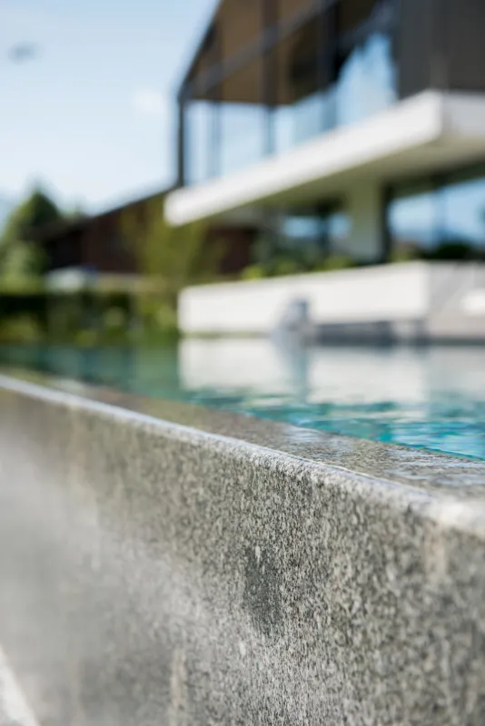 Beckenrand mit Überlauf eines Infinitybeckens