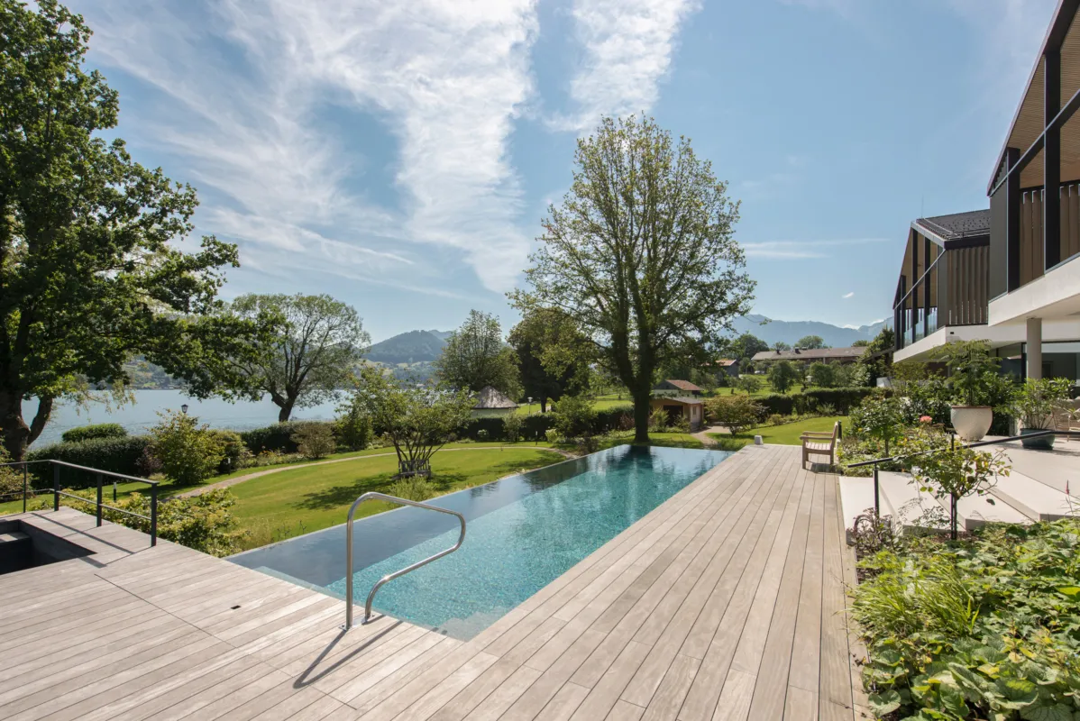 Natusteinpool vor Haus und See mit schönem Ausblick
