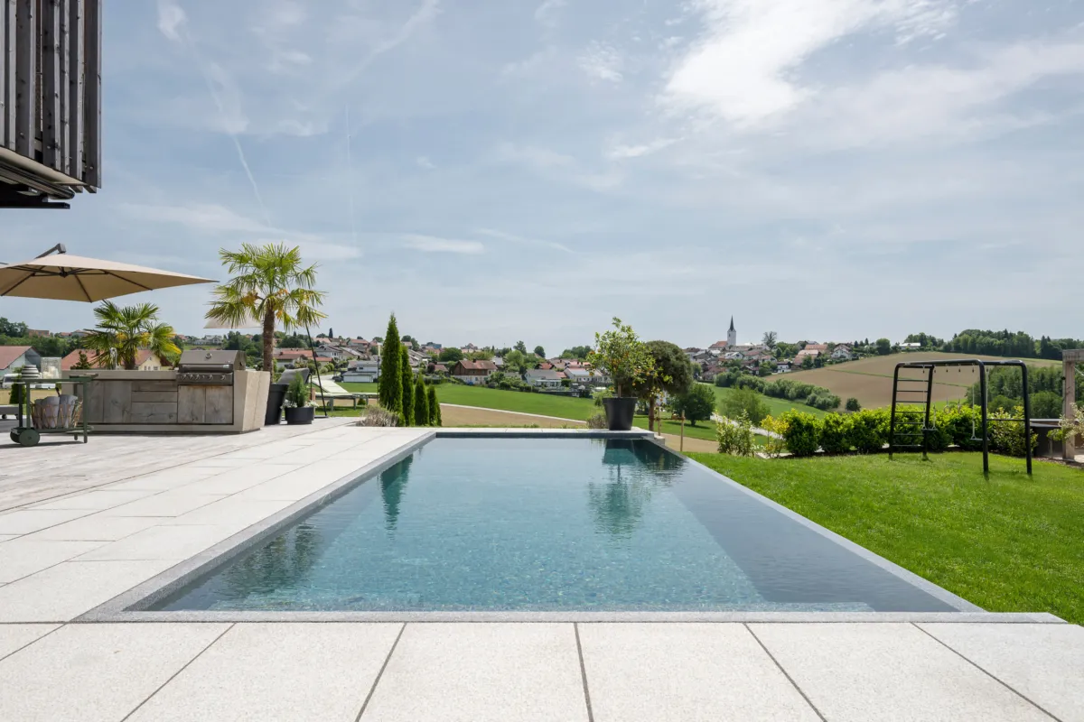 Infinitybecken mit Aussicht aufs Passauer Land
