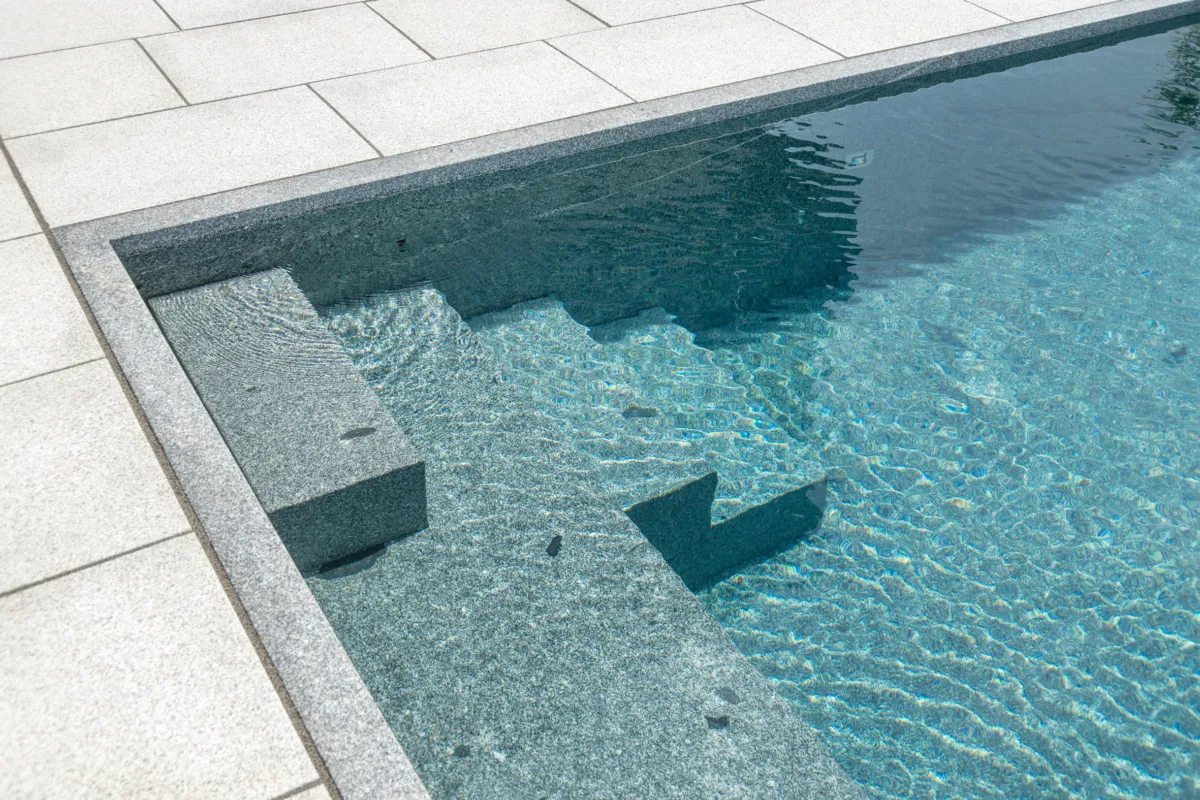 Blockstufentreppe aus massiven Granit mit integrierter Rollladenabdeckung
