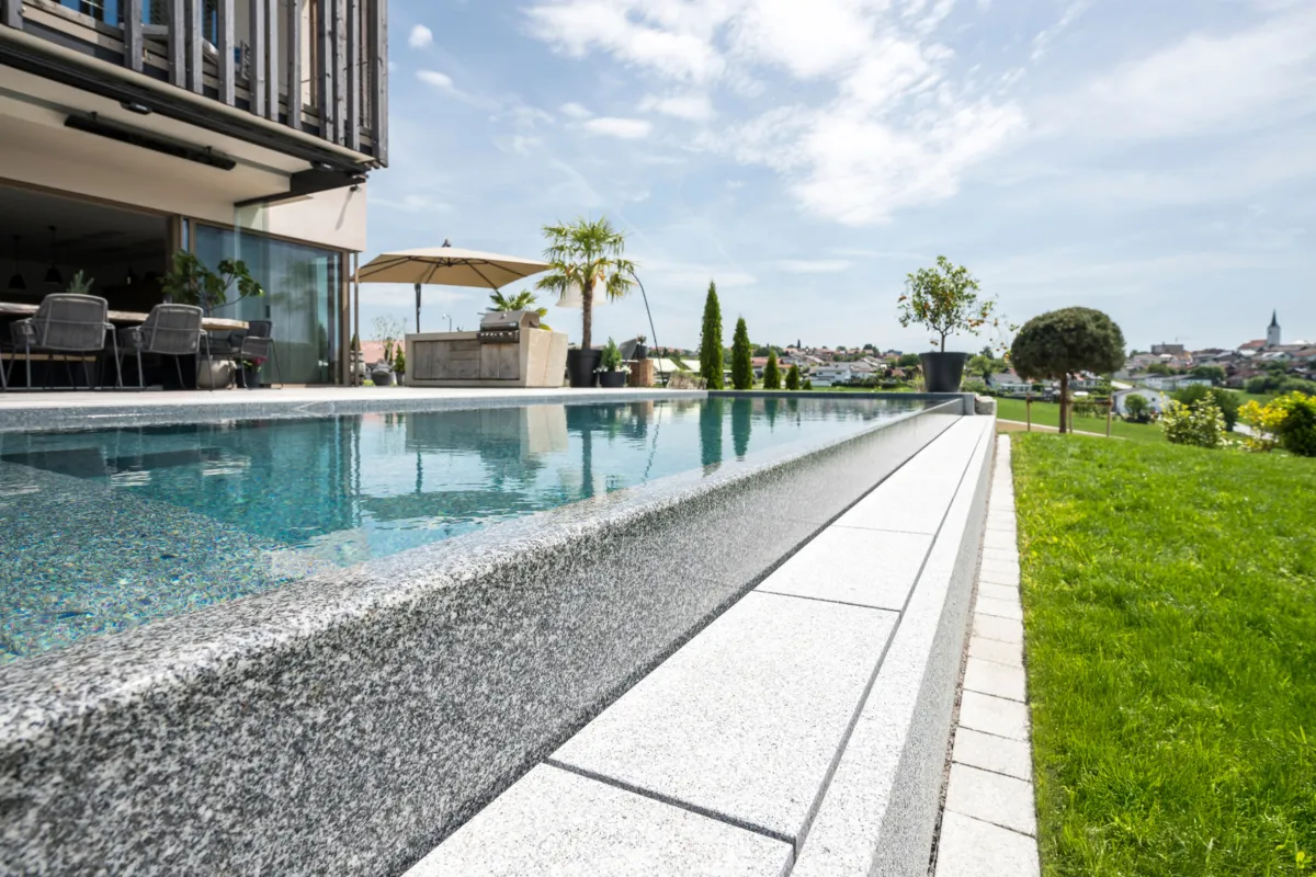 Beckenrand eines Infinitybecken mit Überlaufrinne