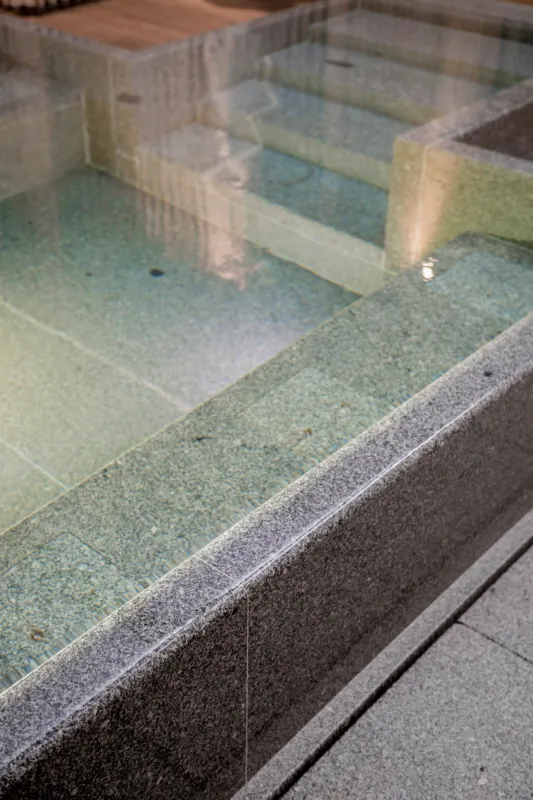 Whirlpool aus massiven Granit mit ruhiger Wasseroberfläche