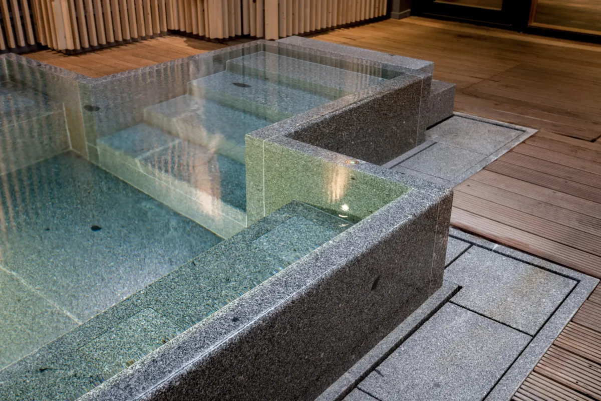 Whirlpool aus massiven Naturstein mit Treppenstufen