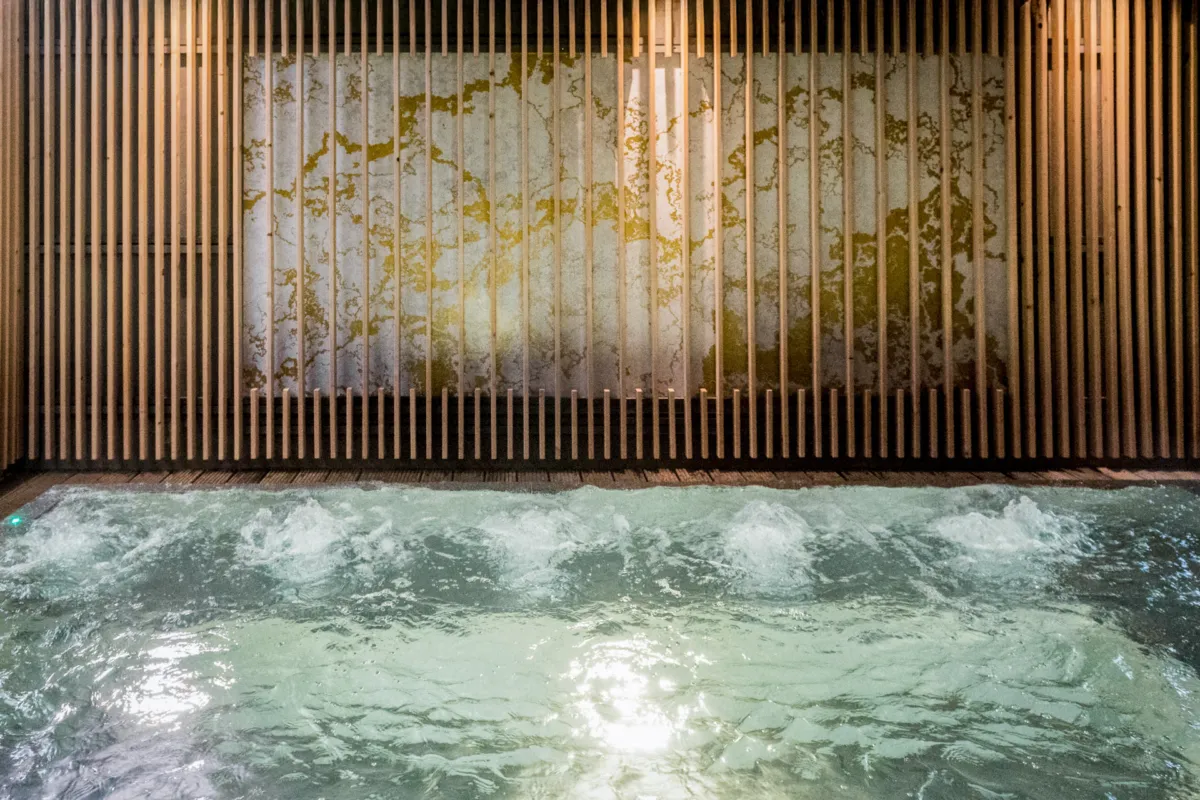 Whirlpool im Innenbereich mit Massagedüsen