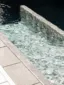 Dramatische Wasserspiegelung in einem Natursteinpool