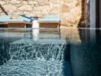 Unterwassershot eines Pools aus massiven Naturstein